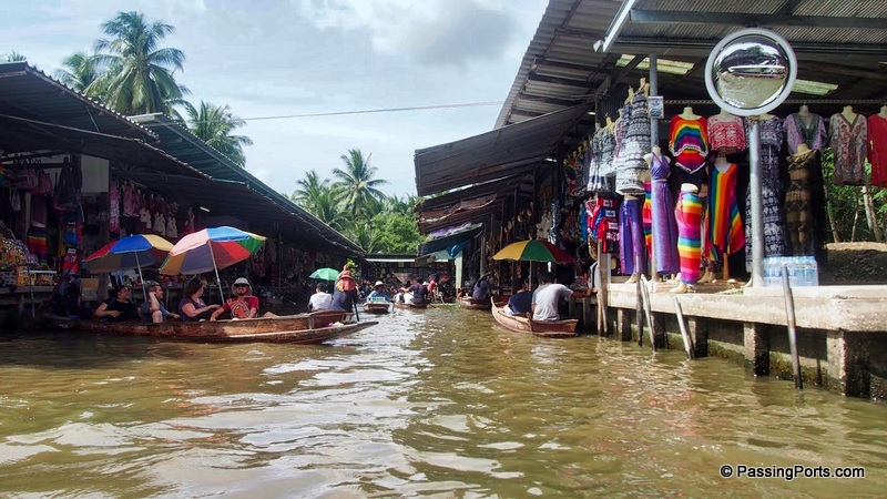 Shopping in the Floating Market, Bangkok